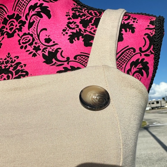 Beige crop top with buttons. Size small. - Picture 2 of 4